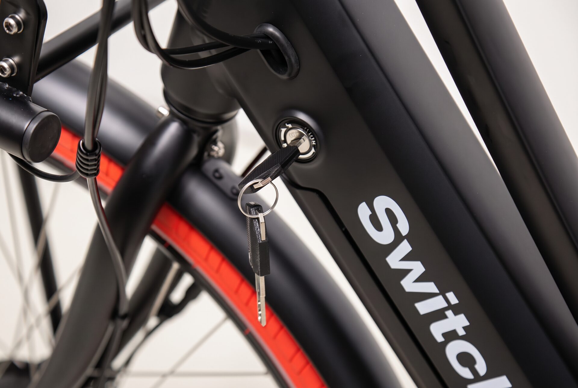Amsterdam E-One V2 battery lock with keys
